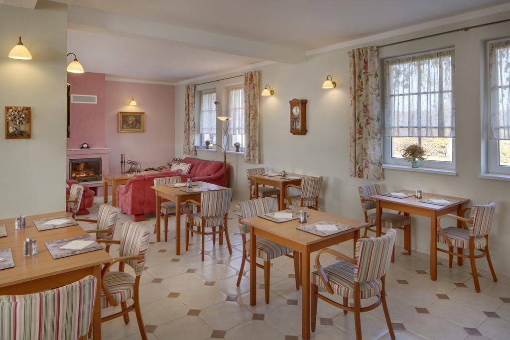 Křivoklát Hotel Kolonie מראה חיצוני תמונה